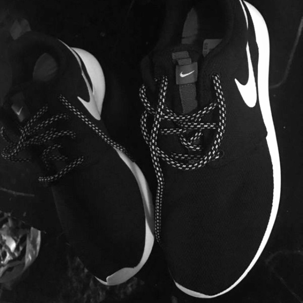 Roshe one black /white